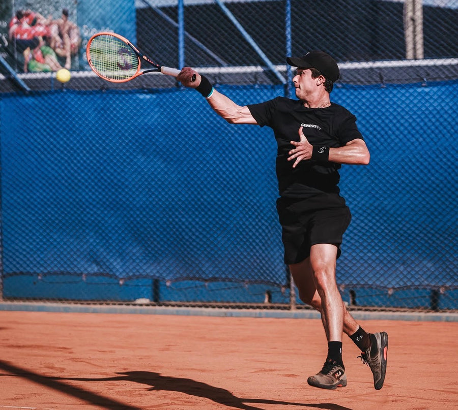 Registro Genesis: jogador em ação em quadra de saibro